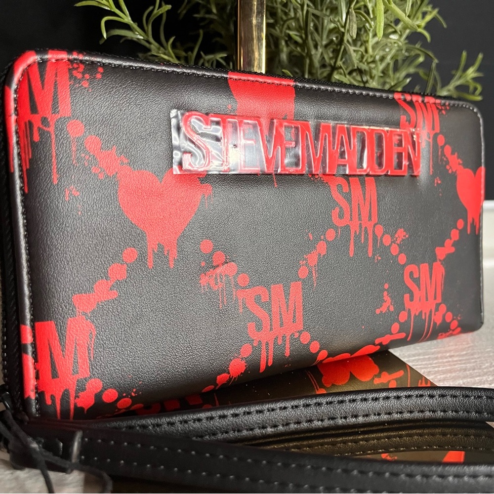 Steve Madden Black Red Bleeding Heart Zip Around Wristlet Wallet Clutch NWT - Picture 2 of 4